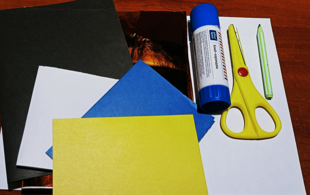 Для нашей аппликации на понадобится:
Цвтной картон (черного цвета)
Цветная бумага (белого, синего, желтого и зеленого цвета)
Цветная фольга
Цветные ручки
Клей, ножницы, карадаш

